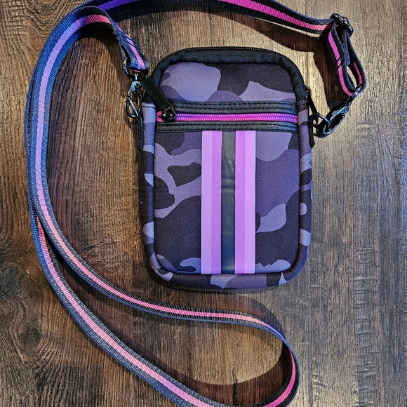 HAUTE SHORE/Casey Epic Neoprene Crossbody Bag - Picture 1 of 3